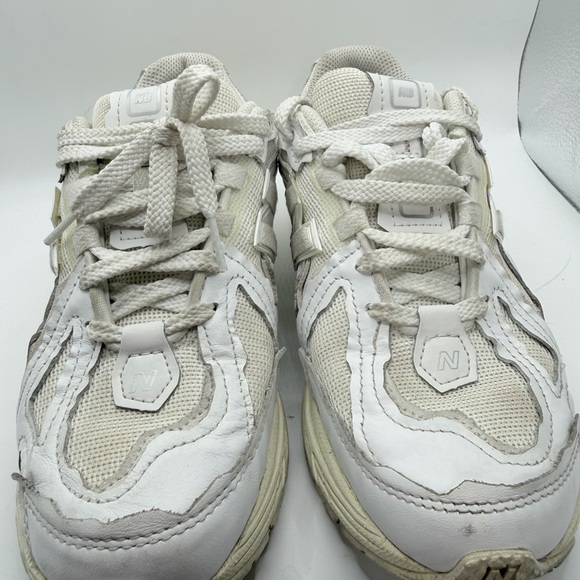 New Balance White and Gray Sneakers - Picture 2 of 11